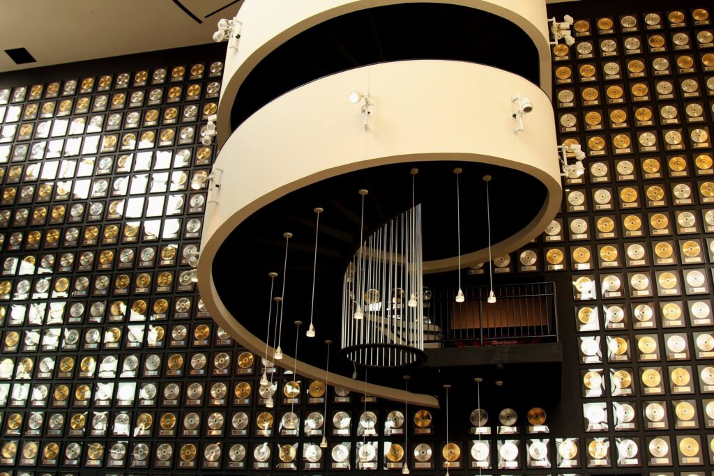 Spiral_Staircase_&_Wall_of_Gold_&_Platinum_Sales_(country_Music_Hall_of_Fame_and_Museum) (1)