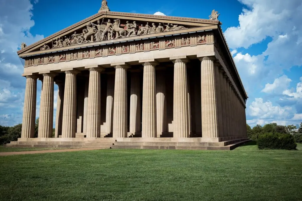 Parthenon_in_Centennial_Park_in_Nashville,_TN (1)